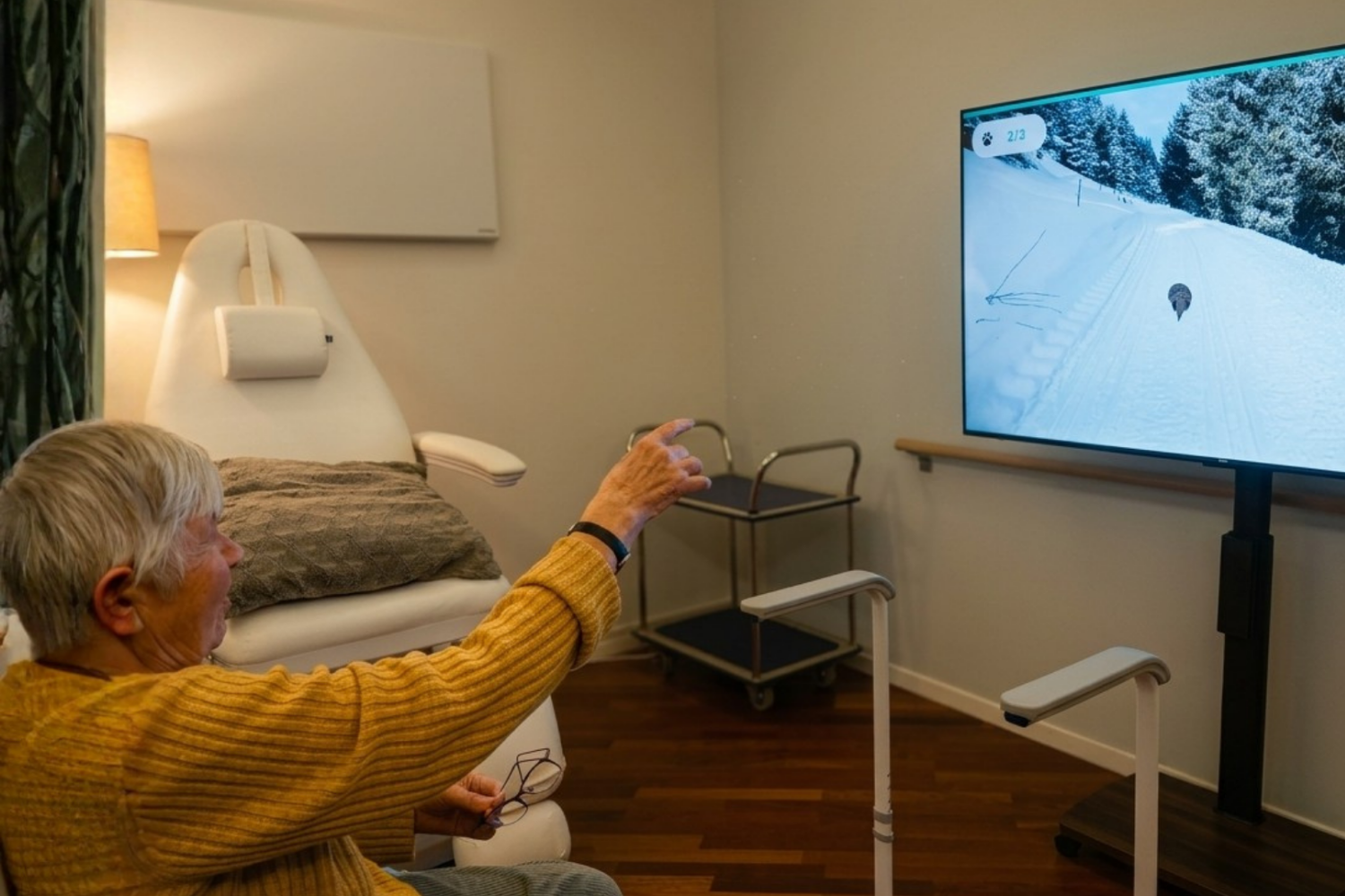 Bewohnerin zeigt auf Tier am Wegesrand