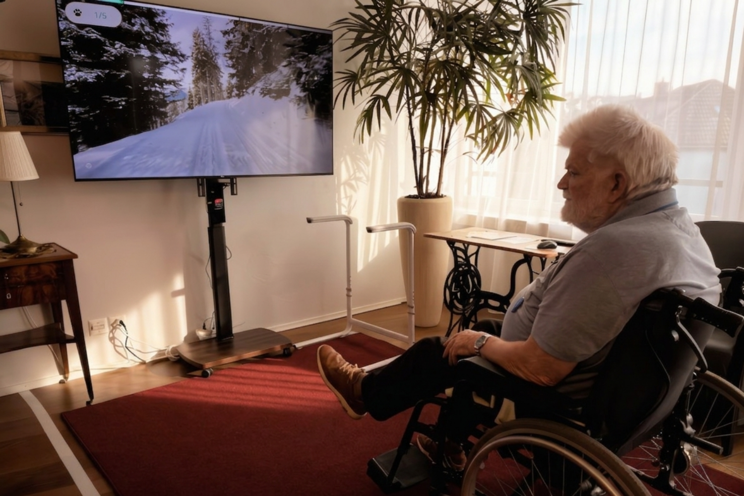 Bewohner Rolf in Bewegung vor dem Lumova-Screen